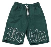 Tmavozelené šusťákové kraťasy s nápisem Chapter Young 