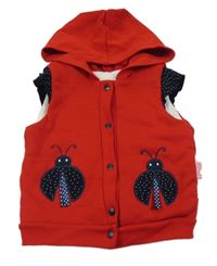 Červeno-tnavomodrá prošívaná zateplená vesta s beruškami a volánky s puntíky a kapucí