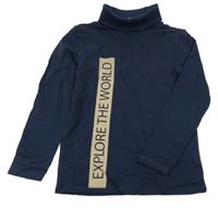 Tmavomodrý rolák s nápisem 