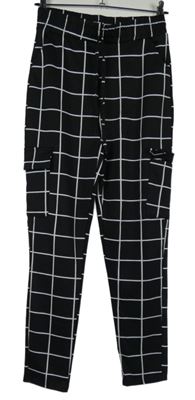 Dámské černo-bílé kostkované cargo teplákové kalhoty s kapsami 