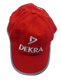 Červeno-stříbrný kšiltovka s logem DEKRA