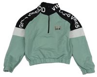 Olivovošedo-černo-bílá crop mikina s nášivkou a nápisy 