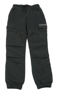 Tmavošedé tepláky s kapsami 