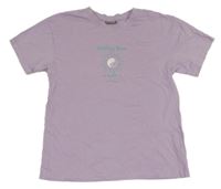 Lila tričko s potiskem a nápisy