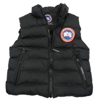 Černá šusťáková pročívaná zateplená vesta s nášivkou 