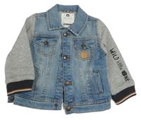 Světlemodrá riflová bunda se šelmou a šedými teplákovými rukávy a nápisy C&A