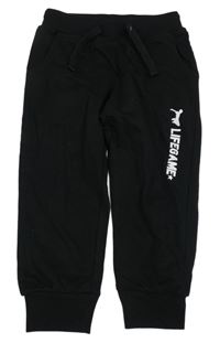 Černé tepláky s nápisem 