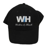 Černá vzorovaná kšiltovka s písmenky a nápisem universal athletics