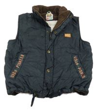 Tmavomodrá šusťáková zateplená vesta s nášivkou Bob der Bär