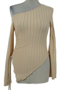 Dámský světleoranžový žebrovaný asymetrický svetr s volným ramenem