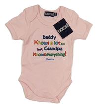 Světlerůžové body s nápisem 