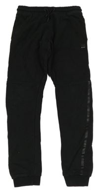 Černé tepláky s nášivkou George