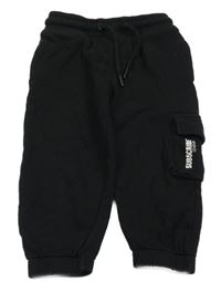 Černé tepláky s kapsou s nápisem Next