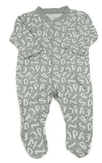 Šedý overal s bílými písmenky