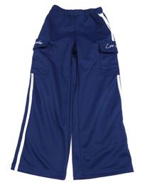 Tmavomodré cargo teplákové kalhoty s nápisy a bílými pruhy SHEIN