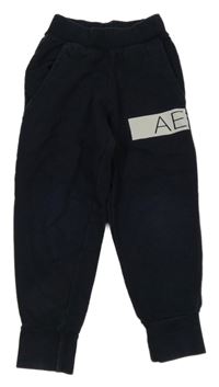 Tmavomodré tepláky s nápisem 