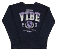 Tmavomodrá mikina s nápisem 