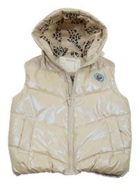 Béžová lesklá šusťáková prošívaná zateplená vesta s nálepkou a kapucí Nutmeg