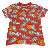 Červené tričko s botami a míči Primark