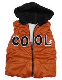 Cihlová prošívaná šusťáková zateplená vesta s nápisem a brýlemi a bleskem a kapucí
