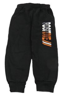 Černé tepláky s nápisem