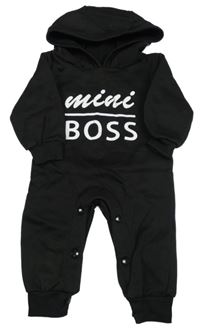 Černá kombinéza s nápisem a kapucí