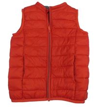 Červená prošívaná šusťáková zateplená vesta s nášivkou OKaïdi