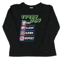 Černé triko s obrázky a nápisem Y.F.K.