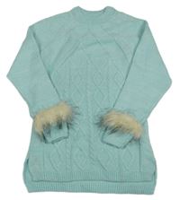 Světlemodré vzorované svetrové šaty s kožešinou na rukávech 