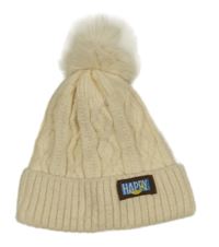 Smetanová čepice s nášivkou a bambulí 