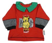 Červená mikina s medvědem a límečkem