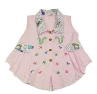 Světlerůžová halenka s výšivkami a vzorovaným límečkem