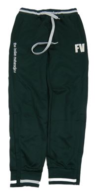 Tmavozelené sportovní tepláky s písmeny