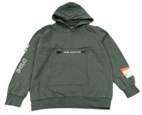 Tmavokhaki mikina s nápisem a kapucí