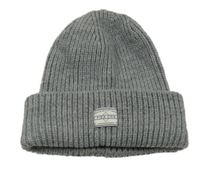 Šedá pletená čepice s nášivkou 