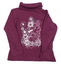 Vínový rolák s dívkou a květy Lupilu