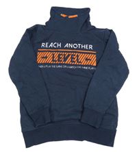 Tmavomodrá mikina s nápisy a komínovým límcem YIGGA