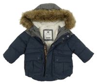 Nové - tmavomodro-šedá melírovaná prošívaná šusťáková zimní bunda s nášivkou a kapucí s kožešinou C&A