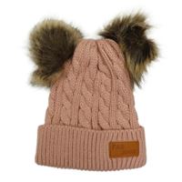 Skořicová žebrovaná vzorovaná pletená čepice s nášivkou a bambulemi 