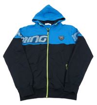 Černo-modrá propínací mikina s nápisem a nášivkou a kapucí SETTY KOOP