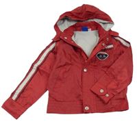 Červená kostkovaná šusťáková jarní bunda s nášivkou a pruhy a odepínací kapucí lupilu