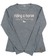 Šedo-bílé pruhované triko s nápisem a koníkem Yigga