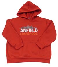 Červená mikina s mrakodrapy a kapucí