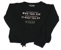 Černé crop triko s nápisem Blue seven