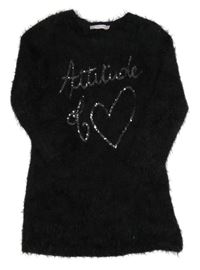 Černé chlupaté svetrové šaty s nápisem z flitrů 