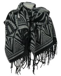 Dámská šedo-černá vzorovaná šála s třásněmi 