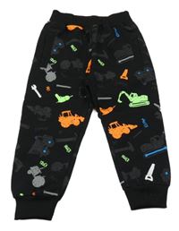 Černé tepláky se stavebními stroji a nářadím