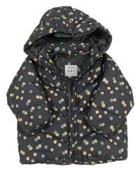 Tmavošedá zimní bunda s barevnými puntíky a kapucí 