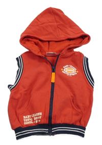 Červená tepláková propínací vesta s potiskem a kapucí 