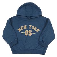 Modrá mikina s nápisem a kapucí 